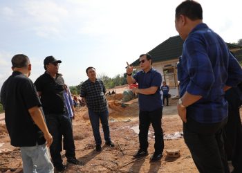 Dewan Pengawas Badan Pengusahaan (BP) Batam, Elen Setiadi meninjau pembangunan rumah contoh untuk warga yang terdampak pengembangan Rempang Eco-City, Minggu, 17 Maret 2024. (Foto: Humas BP Batam).