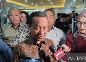 Menteri Investasi/Kepala Badan Koordinasi Penanaman Modal (BKPM), Bahlil Lahadalia didampingi tim kuasa hukumnya memberikan keterangan kepada wartawan usai mendatangi Bareskrim Polri, Jakarta, Selasa, 19 Maret 2024. (Foto: Ist./ ANTARA).