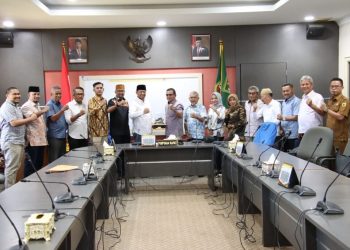Ketua DPRD Kota Batam dan Berfoto bersama dengan DPRD Tanah datar. (Foto: Ist./Humas DPRD Batam).