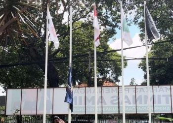 Bendera NasDem di Markas Timnas AMIN sempat diturunkan seorang yang mengaku  relawan AMIN. (Foto: Ist./Detikcom).
