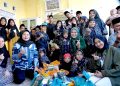 Ketua Umum KONI Kota Batam, Rani Rafitriyani menyerahkan 30 paket sembako serta santunan untuk belasan anak di Panti Asuhan Nurjannah komplek Pondok Asri Indah, Sei Panas, Minggu, 24 Maret 2024. (Foto: Humas BP).