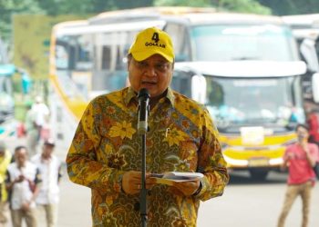 Ketua Umum Partai Golkar Airlangga Hartarto menyampaikan sambutan sebelum melepas keberangkatan 20 bus mudik gratis pada Rabu, 3 April 2024 dari halaman kantor partai. (Foto: Ist./dok.Kosgoro 1957).