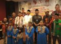 Sebagian dari 30 anak yatim piatu  penerima santunan dari Pemuda Pancasila Kepulauan Riau, berfoto bersama. (Foto: Ist./dok.Ben Manik).