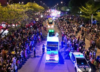 Malam pelepasan Pawai Takbiran, masyarakat Kota Batam tumpah ruah memadati Dataran Engku Hamidah, Selasa, 9 April 2024. (Foto: Humas BP).