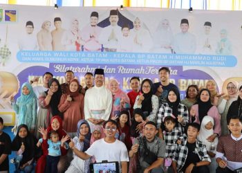 Ketua Tim Penggerak PKK Kota Batam, Marlin Agustina dan Wali Kota Batam, Muhammad Rudi berfoto bersama dengan masyarakat di rumah Terbuka Rosedale Batam Center, (Foto: Humas Diskominfo).