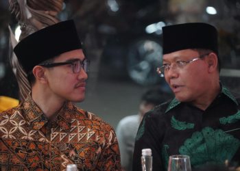 Kaesang Pangarep (kiri) Ketua Umum Partai Solidaritas Indonesia duduk berdampingan Plt. Ketua Umum Partai Persatuan Pembangunan, Mardiono dalam acara Halal Bihalal di Gedung Partai Golkar, Senin, 15 April 2024 malam. (Foto: Ist./Helmy).