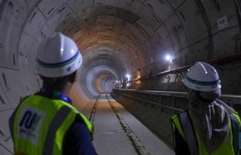 Pekerja mengontrol pembangunan proyek Fase 2 MRT di kawasan Monas, Jakarta, Kamis, 25 Januari 2024. Proyek pembangunan terowongan yang membentang 11,8 kilometer dari Bundaran HI hingga Ancol Barat terus dikebut. (Foto: Ist./CNBC Indonesia).