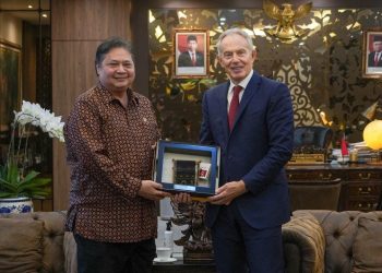 Menko Perekonomian, Airlangga Hartarto bertemu Mantan Perdana Menteri Inggris Tony Blair (kanan), Jumat, 19 April 2024. (Foto: Ist./dok. Helmy).