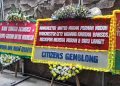 Sejumlah papan karangan bunga terkait proses sengketa hasil Pemilihan Presiden (Pilpres) 2024, terpasang di Kompleks Gedung Mahkamah Konstitusi (MK) Jl.Merdeka Barat Jakarta Pusat, Jumat, 19 April 2024. (Foto: Ist/Kompas.com).