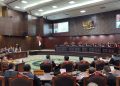 Suasana sidang putusan sengketa hasil Pemilihan Presiden (Pilpres) 2024, Senin, 22 April 2024 di Gedung Mahkamah Konstitusi Jl. Merdeka Barat, Jakarta Pusat. (Foto: Ist./dok.pribadi).