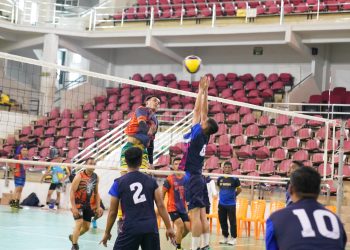 Pertandingan Bola voli BP Batam dengan Tim bola voli Lanud Hang Nadim di Sporthall Temenggung Abdul Jamal, Selasa, 23 April 2024. (Foto: Humas BP).