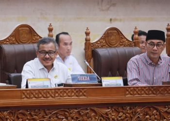Sekretaris Daerah Kota Batam, Jefridin, M.Pd. menghadiri Rapat Paripurna tentang penataan Tempat Pemakaman Umum di Ruang Sidang Utama DPRD Kota Batam. (Foto: Diskominfo).