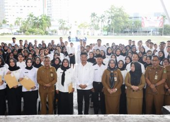 Usai menyerahkan SK kepada pegawai PPPK Wali Kota Batam, Muhammad Rudi berfoto bersama dengan ASN dan pegawai PPPK di Dataran Engku Putri, Senin, 29 April 2024. (Foto: Diskominfo).