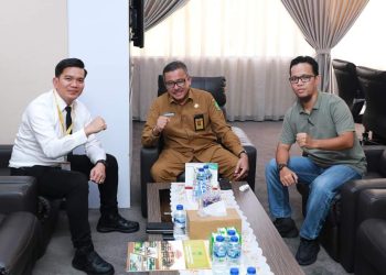 Apresiasi Sekda Batam kepada Roy Huffington Harahap, SH. MH. Kepala Subbagian Pembinaan Kejaksaan Negeri Batam, di ruang kerjanya, di Kantor Walikota Batam, Senin, 29 April 2024.