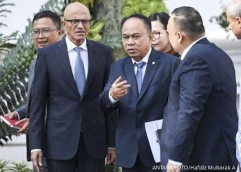 Menkominfo, Budi Arie Setiadi (tengah) didampingi CEO Microsoft Satya Nadella (kiri) sampaikan keterangan pers usai bertemu Presiden Joko Widodo di Istana Kepresidenan, Jakarta, Selasa, 29 April 2024. (Foto: Ist./presidenri.go.id).