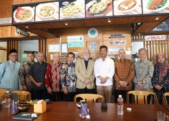 Wali Kota bersama Kepala Dinas Kebudayaan dan Pariwisata Batam, Ardiwinata, menerima kunjungan President World Association for Medical Law atau Asosiasi Hukum Kesehatan se dunia Prof. Roy Beran, bersama Rektor Universitas Internasional Batam, Iskandar Itan. (Foto: Diskominfo).