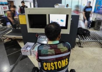 Petugas bea cukai gunakan alat pemantau x-ray untuk medeteksi barang bawaan para penumpang di suatu bandara. (Foto: Ist./kantor bea cukai).