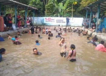 Warga masyarakat di Tarikolot Citeureup Kabupaten Bogor, ramaikan kegiatan Ngubek Empang yang digelar Simpul Relawan Jokowi, Minggu, 5 Mei 2024.(Foto : Ist./i.News Bogor).