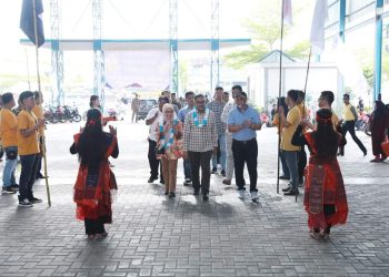 Sekretaris Daerah Kota Batam, Jefridin, M. Pd. membuka Turnamen Futsal Batak Cup IV Parsadaan BPH Noposo Marga Batak se-Kota Batam 2024 di Lapangan Futsal SP Batuaji, pada Minggu, 5 Mei 2024. (Foto: Diskominfo).