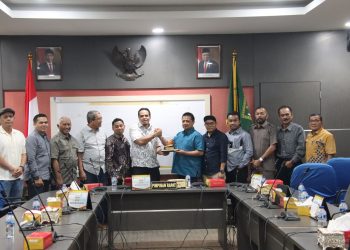 Arlon veristo berjabat tangan dengan Benny Remon anggota komisi III DPRD Kabupaten Tanah Datar Propinsi Sumatera Barat, di ruang Pimpinan DPRD kota Batam, Selasa, 7 Mei 2024. (Foto: Santo/HMS).