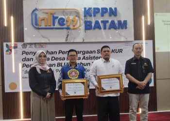 Kabag Perekonomian, Zul Arif mewakili Wali Kota Batam menerima penghargaan Terbaik dalam penginputan data di aplikasi SIKP. (foto: Diskominfo).