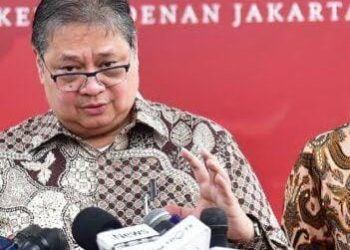 Menteri Koordinator Bidang Perekonomian, Airlangga Hartarto menyampaikan keterangan pers terkait rapat yang membahas keanggotaan Indonesia pada OECD di Kompleks Istana Kepresidenan, Jakarta, Kamis, 16 Mei 2024. (Foto: Ist./presidenri.go.id).