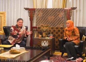 Ketua Umum Partai Golkar Airlangga Hartarto di rumah dinas pejabat negara Jl. Widya Chandra Jakarta, Jumat, 16 Mei 2024  bertemu Khofifah Indarparawansa mantan Gubernur Jawa Timur. (Foto: Ist./Helmy).