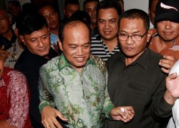 Terdakwa dugaan korupsi dan pencucian uang proyek simulator ujian SIM, Inspektur Jenderal Polisi Djoko Susilo (batik hijau) saat meninggalkan ruang sidang Pengadilan Khusus Tindak Pidana Korupsi, Jakarta, Selasa, 3 September 2013. (Foto: Ist./ KOMPAS).