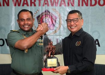 Kepala Penerangan Kodam (Kapendam) Jaya, Kolonel Inf Deki Rayusyah Putra, S.Sos,. M.I. Pol menerima tali asih dari Ketua PWI Jaya Kesit Budi Handoyo di  markas Persatuan Wartawan Indonesia (PWI) Jakarta Raya di Gedung Sasana Prasada Karya, jalan Suryopranoto Kamis, 30 Mei 2024. (Foto: Ist./PWI Jaya).