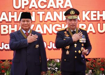 Menteri Pertahanan RI sekaligus presiden terpilih Prabowo Subianto, diabadikan usai menerima tanda kehormatan Bintang Bhayangkara Utama dari Polri didampingi Kapolri Jenderal Listyo Sigit Prabowo (kanan) di Ruang Rapat Utama Markas Besar (Mabes) Polri, Jakarta Selatan, Kamis, 20 Juni 2024 siang. (Foto: Ist./Dok. Humas Polri).