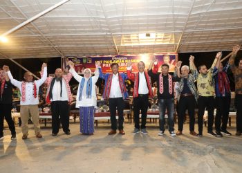 Wali Kota Batam, Muhammad Rudi dan Wakil Gubernur Kepri, Marlin Agustina menghadiri HUT Kapitan Pattimura ke 207 yang digelar di Dataran Engku Putri, Batam Center, Batam, Sabtu, 29 Juni 2024 malam. (Foto: Diskominfo).