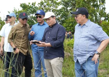 Deputi Bidang Koordinasi Hukum dan Hak Asasi Manusia Kemenko Polhukam, Sugeng Purnomo meninjau lokasi pembangunan hunian baru di Tanjung Banon, Minggu, 9 Juni 2024. (Foto: Humas BP).