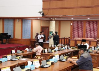 DPRD Kota Batam menggelar rapat paripurna dengan agenda Tanggapan dan/atau Jawaban Walikota Batam atas pemandangan umum fraksi terhadap Ranperda Rencana Pembangunan Jangka Panjang (RPJP) Kota Batam tahun 2025-2045, Rabu, 5 Juni 2024. (Foto: Sekretariat DPRD).