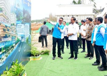 Presiden Joko Widodo (dua dari kiri) saat acara peletakan batu pertama PLN HUB di Kawasan Ibu Kota Nusantara (IKN), Kabupaten Penajam Paser Utara, Provinsi Kalimantan Timur, Rabu, 5 Juni 2024. (Foto: Ist./setkab.go.id.).