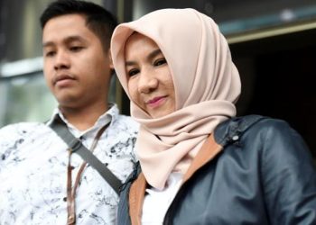 Dokumentasi foto mantan Bupati Kutai Kartanegara Rita Widyasari (kanan) saat meninggalkan gedung KPK usai menjalani pemeriksaan di Jakarta. (Foto: Ist./ ANTARA).