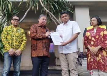 Ketua Umum Partai Golkar, Airlangga Hartarto (dua dari kiri) saat menyerahkan surat dukungan menjadi Calon Gubernur Sumatra Utara kepada Wali Kota Medan, Bobby Nasution (baju putih) di Jakarta, Rabu, 19 Juni 2024. (Foto: Ist./ANTARA).