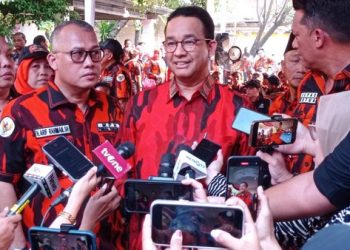 Anies Baswedan (tiga dari kiri) di tengah pengurus dan anggota ormas Pemuda Pancasila Jakarta. (Foto: Ist./detik.com).