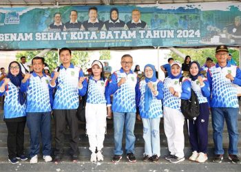 Jefridin bersama dengan ASN dan masyarakat Kota Batam berolahraga di Dataran Engku Putri, Minggu, 23 Juni 2024. (Foto: Diskominfo).
