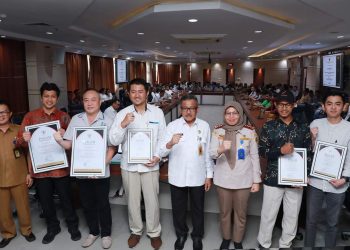 Beberapa instansi mendapat penghargaan dari wali Kota Batam dalam rangka operasi pasar murah,  Selasa, 25 Juni 2024. (Foto: Diskominfo).