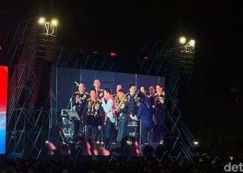 Kapolri Jenderal Listyo Sigit Prabowo dan Panglima TNI Jenderal Agus Subiyanto bernyanyi bersama dilihat melalui layar lebar pada pesta rakyat puncak Hari Bhayangkara ke-78 di Monas, Jakarta Senin, 1 Juli 2024 malam. (Foto: Ist./detikcom).