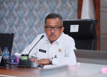Sekretaris Daerah Kota Batam, Jefridin, M. Pd. memimpin rapat mengenai pertimbangan FPRD atas kajian Permohonan Persetujuan Kesesuaian Kegiatan Pemanfaatan Ruang (PKKPR) di Kota Batam, Selasa, 9 Juli 2024. (Foto: Diskominfo).