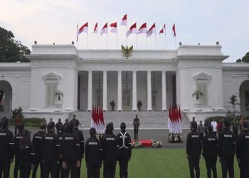 Presiden RI Joko Widodo saat melepas Tim  Olympic Games XXXIII Paris 2024, Rabu, 10 Juli 2024 sore, di halaman depan Istana Merdeka, Jakarta. (Foto: Ist./setkab.go.id).