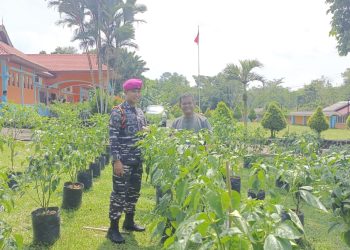 Kunjungan Danpuslatmar 9 ke desa-desa dalam mempererat silaturahmi. (Foto: HMS/Paino).