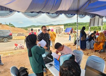 Warga Rempang yang telah bergeser saat memilih lokasi rumah baru mereka yang berlokasi di Tanjung Banon. (Foto: Humas BP).