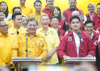 Ketua Umum Partai Golkar (PG), Airlangga Hartarto dan Ketua Umum Partai Solidaritas Indonesia (PSI), Kaesang Pangarep berfoto bersama di Kantor PG Slipi, Jakarta Barat, usai dua pimpinan partai bertemu pada Kamis, 11 Juli 2024. (Foto: Ist./Helmy JA).