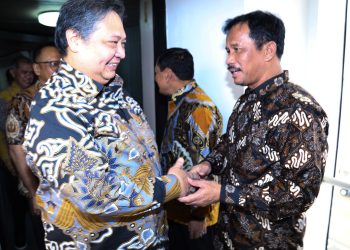 Kepala BP Batam, Muhammad Rudi saat bersalaman dengan Menko Perekonomian, Airlangga Hartarto. (Foto: Humas BP).