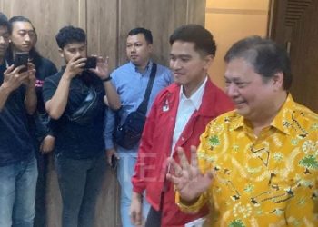 Ketua Umum Partai Golkar, Airlangga Hartarto (kanan) saat menyambut kedatangan Ketua Umum PSI Kaesang Pangarep (jaket merah) di Kantor DPP Partai Golkar di Jakarta Barat. (Foto: Ist./Helmi).