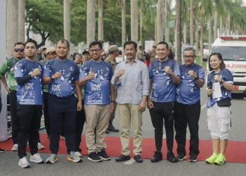 Muhamad Rudi melepas ribuan pelari Batam 10K pada Minggu, 14 Juli 2024. (Foto: Diskominfo).