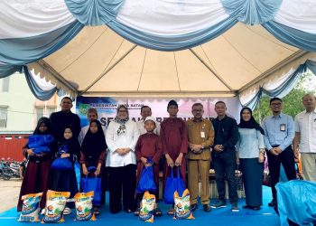 Sekdako, Jefridin dan wakil Gubernur, Marlin Agustina turut hadir dalam pendistribusian paket sembako yang di bagikan kepada warga di 12 Kecamatan. (Foto: Diskominfo).