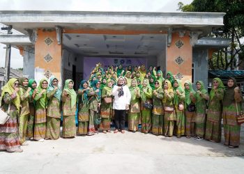 Marlin Agustina membuka kegiatan Pembinaan Akhlak Mulia Tim Penggerak PKK Kota Batam Sekaligus Pembagian Sembako untuk Lansia, di fasum Perumahan Griya Permata, Kelurahan Sungai Langkai, Kecamatan Sagulung, Rabu, 17 Juli 2024. (Foto: Diskominfo).